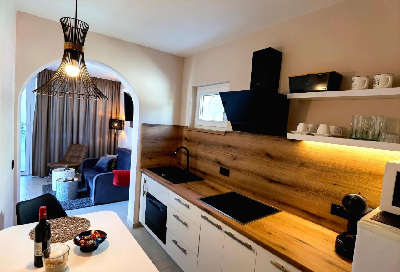 Stay In The Very Heart Of Porec - 50M To The Beach Zewnętrze zdjęcie